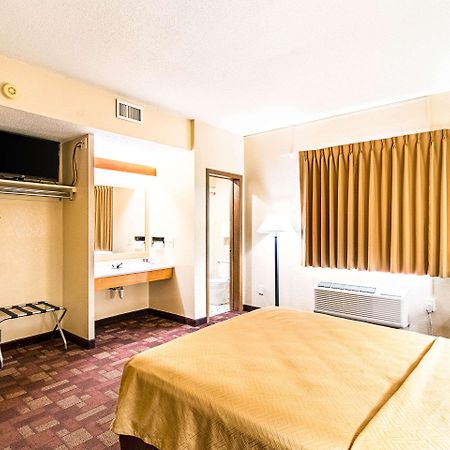 Econo Lodge Watertown Eksteriør billede