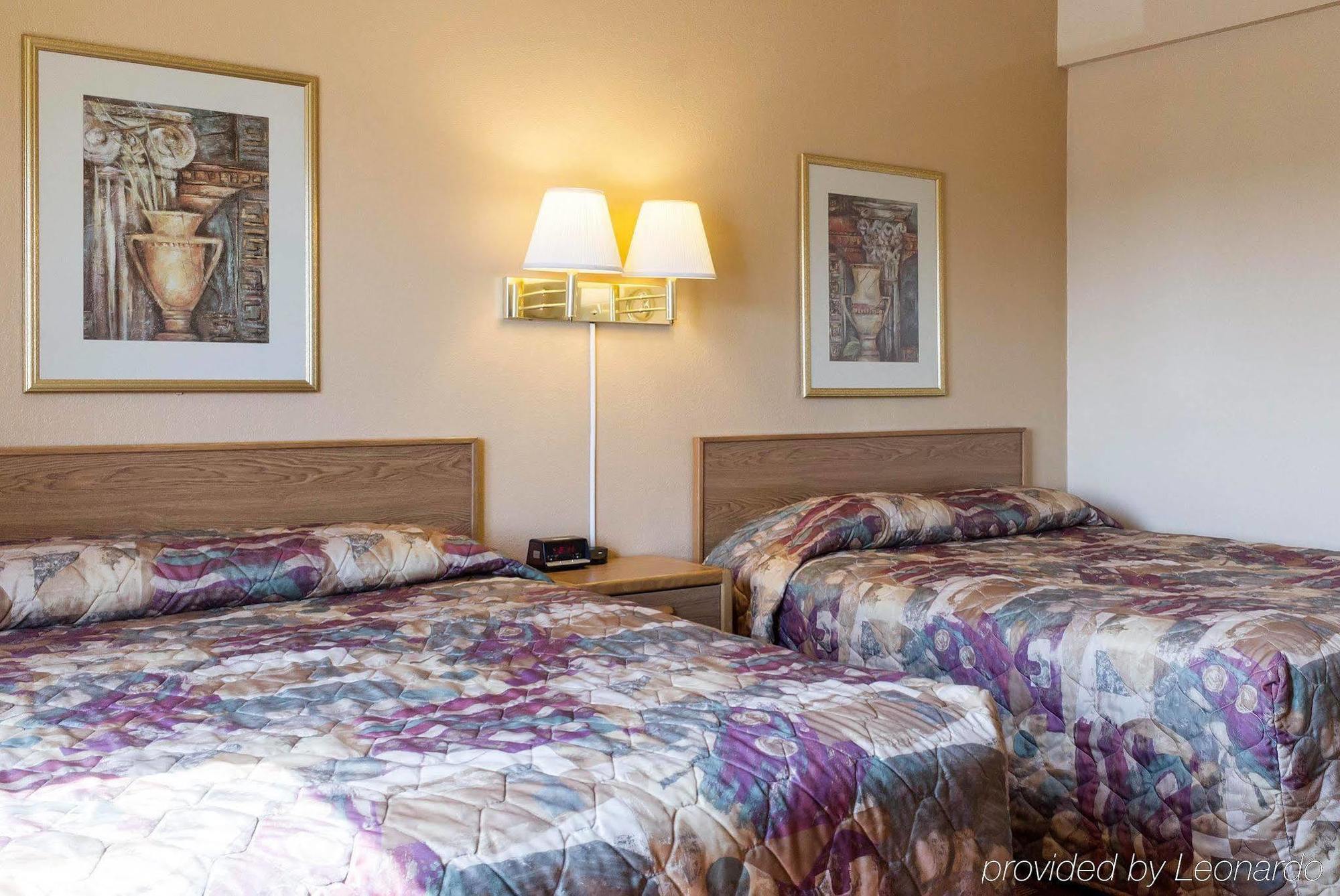 Econo Lodge Watertown Eksteriør billede